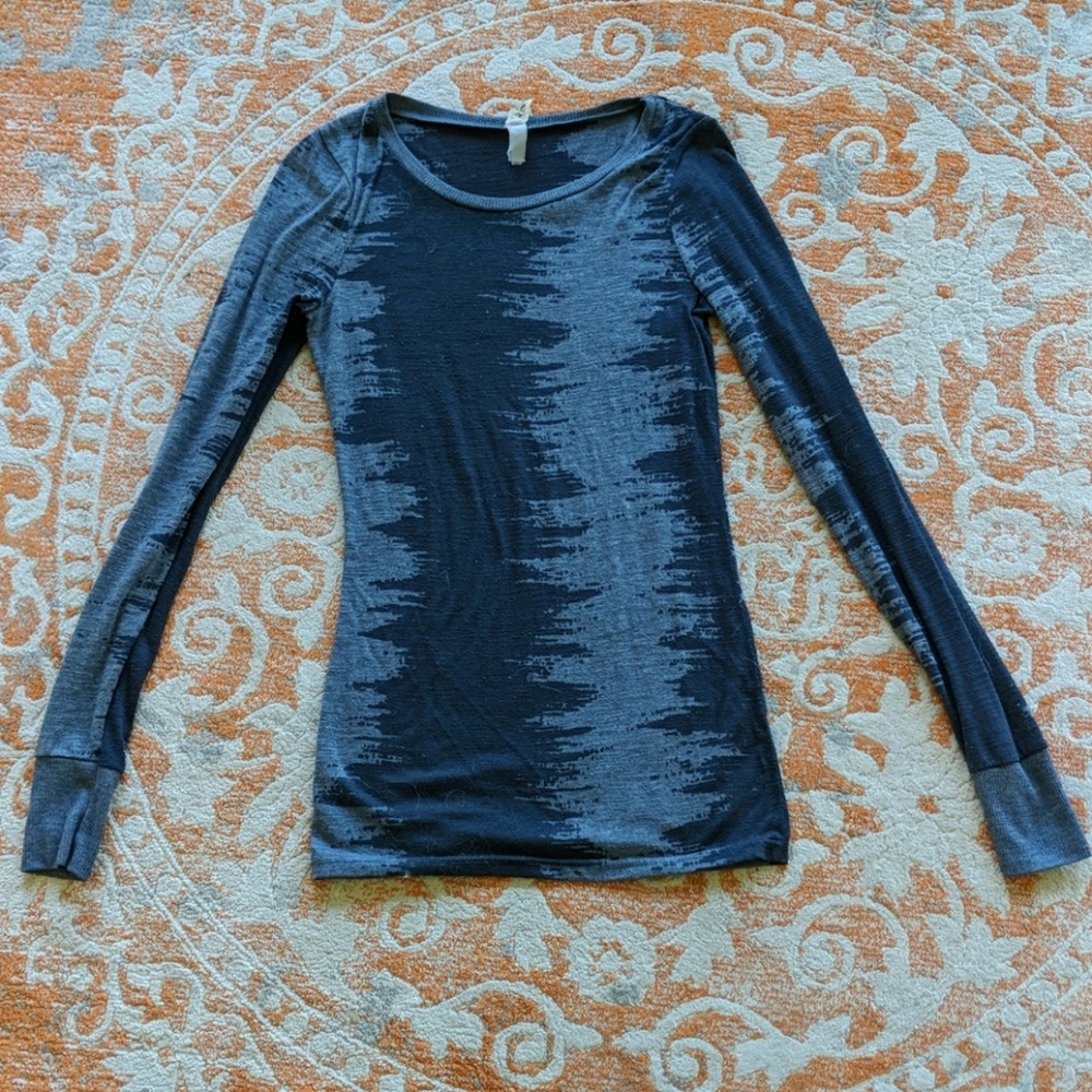 Small, sheer BKE top